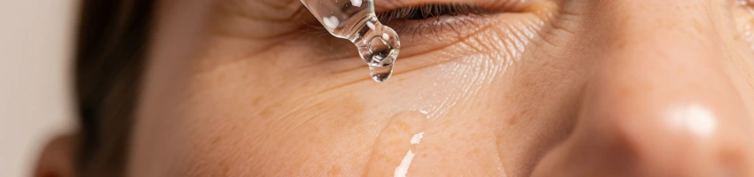 Producto con retinol aplicado sobre piel para rejuvenecer